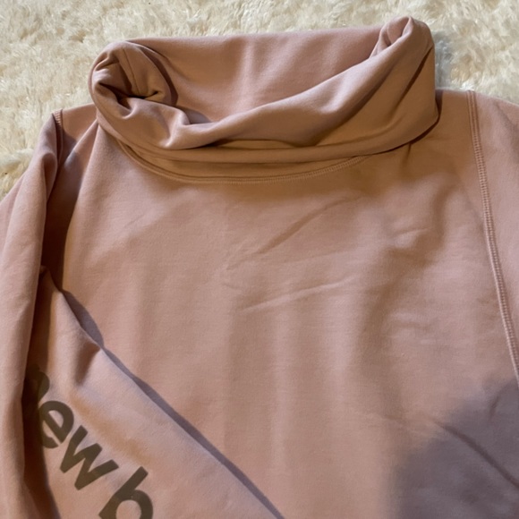 New balance size S light pink cropped light weight sweater. - Picture 4 of 12